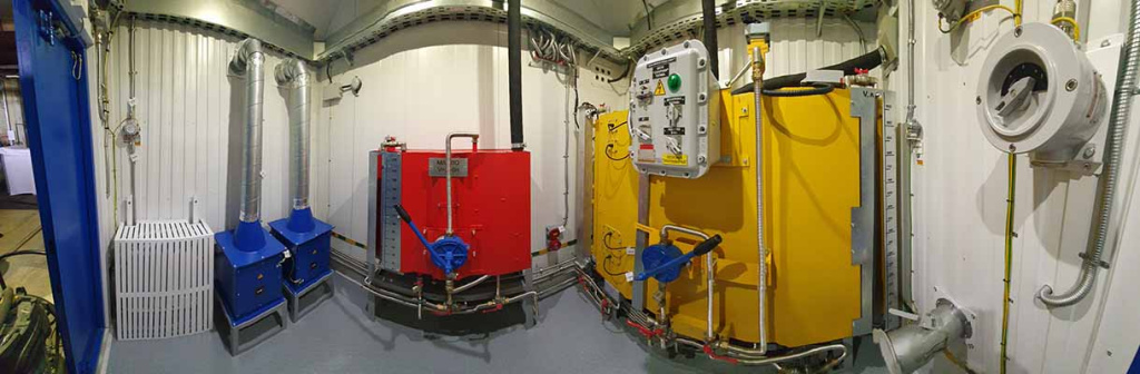 Панорамный снимок - оборудование и его размещение во взрывозащищенном топливном отсеке блок-контейнера с ДГУ ЭТРО мощностью 1,6 МВт